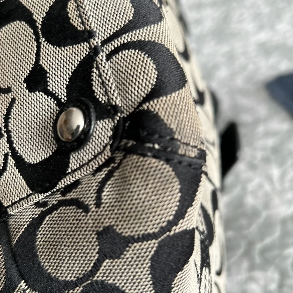 Signature Coach shoulder tote - Picture 5 of 5